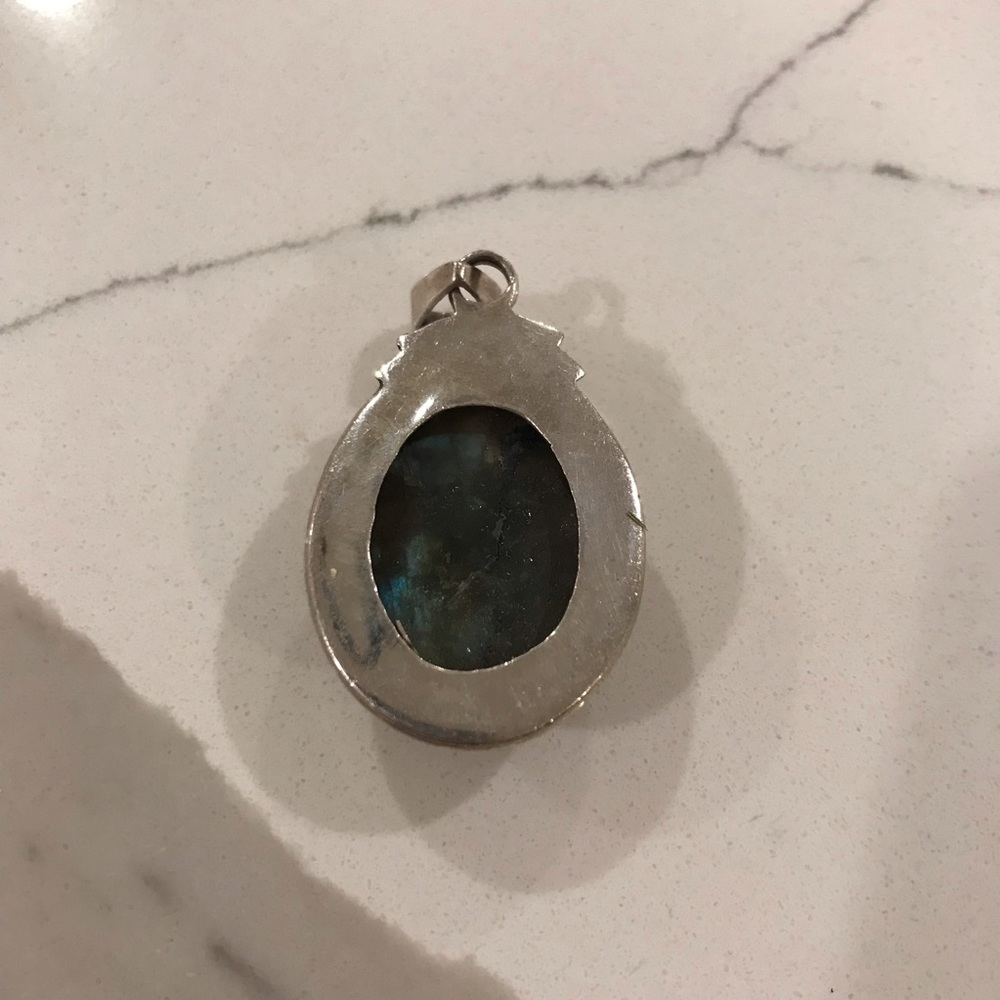 Sterling silver and labradorite pendant with leaf detail - Picture 2 of 5